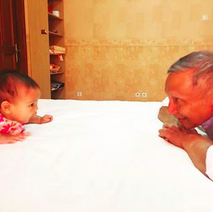 <p>Lagi berbicara apa ya Amien Rais dan Sarahza? (Foto: Instagram @hanumrais)<br /><br /></p>