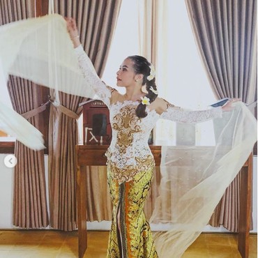 Berkebaya, Prilly Latuconsina Buat Maxim Bouttier Terpana