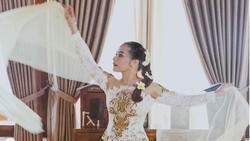 Berkebaya, Prilly Latuconsina Buat Maxim Bouttier Terpana