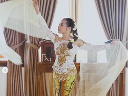 Berkebaya, Prilly Latuconsina Buat Maxim Bouttier Terpana
