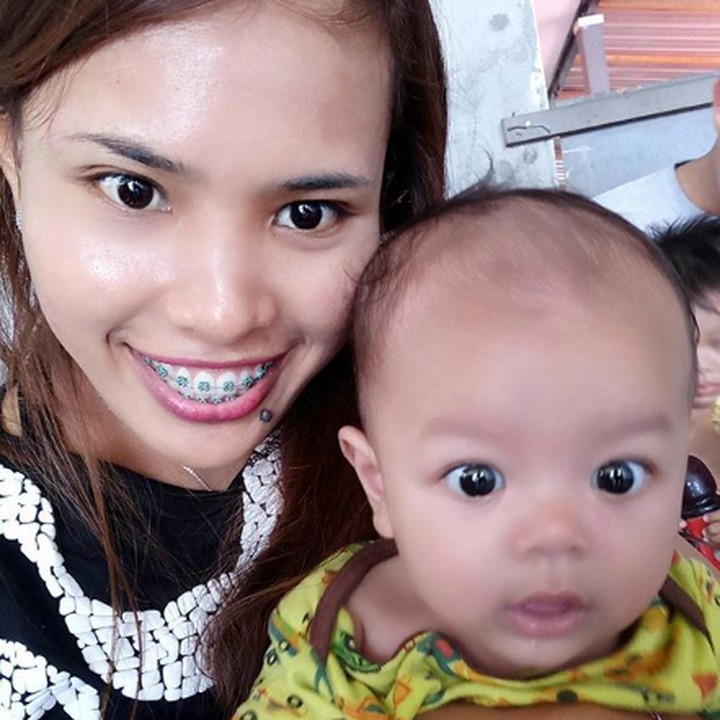 Cheese! Si Kecil malah bingung lihat kamera. (Foto: Instagram @widia_angel)