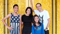 Potret Harmonis Keluarga Dewi 'Dee' Lestari dan Reza Gunawan