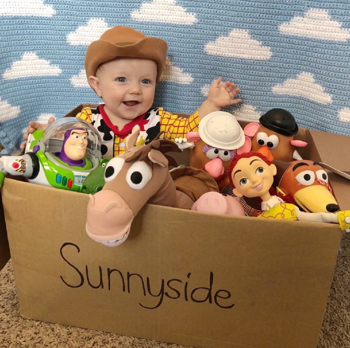 <p>Beckham jangan sampai tertukar dengan mainan yang ada di kardus ya. Hi-hi-hi. (Foto: Instagram/toystorydad)</p>