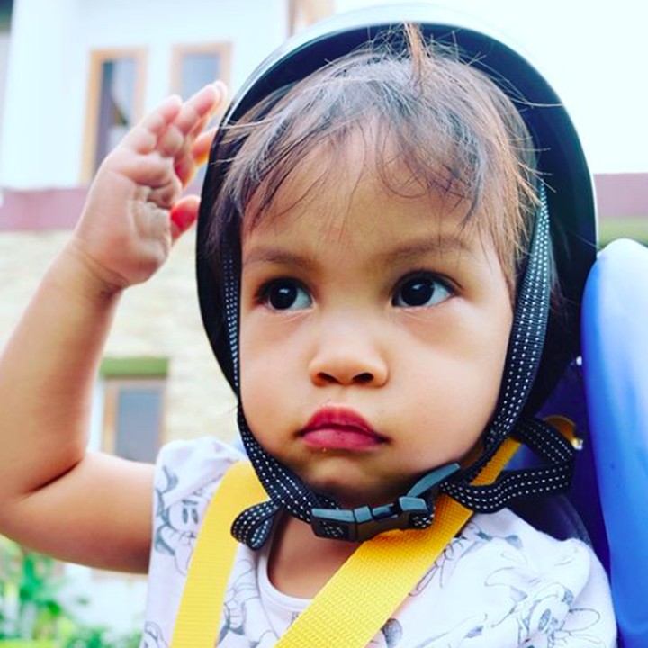 <p>Aih, yang mau sepedaan udah siap pakai helm nih. Sarahza menerapkan safety riding banget ya, he-he-he. (Foto: Instagram/ @hanumrais)  </p>