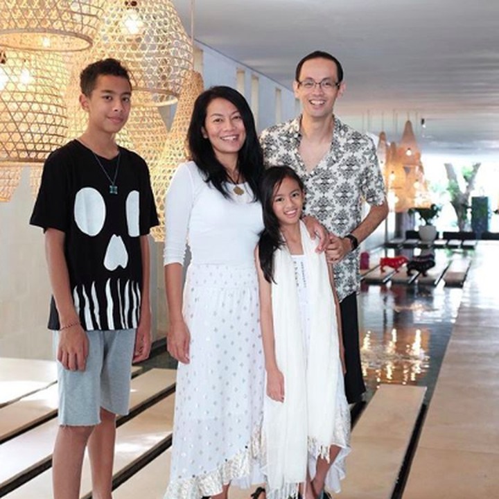 <p>Kompak selalu ya Dee Lestari dan keluarga. (Foto: Instagram/ @deelestari)</p>
