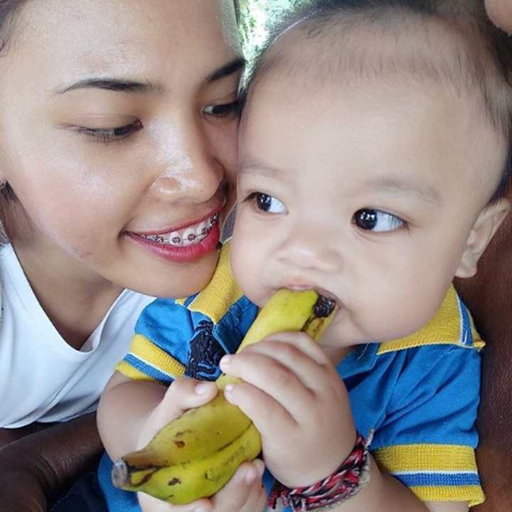Jika di rumah, Widia selalu menyempatkan diri bermain dengan keponakannya. (Foto: Instagram @widia_angel)