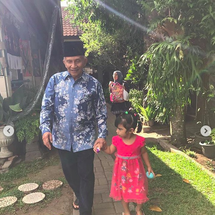 <p>Sarahza sekarang sudah berumur 2 tahun. Lihat tuh, Amien Rais menyempatkan mengantarkan Sarahza sekolah. Kakek yang baik ya. (Foto: Instagram @amienraisofficial)<br /><br /></p>