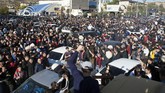 FOTO: Khabib Nurmagomedov Disambut Histeris di Rusia Khabib Nurmagomedov disambut ribuan penggemar di Makhachkala, Dagestan, setelah menaklukkan Conor McGregor dalam ajang UFC 229.