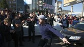 FOTO: Khabib Nurmagomedov Disambut Histeris di Rusia Khabib Nurmagomedov disambut ribuan penggemar di Makhachkala, Dagestan, setelah menaklukkan Conor McGregor dalam ajang UFC 229.