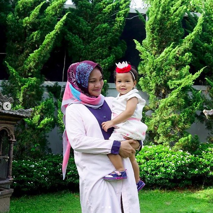 <p>Bermain di taman bisa jadi bonding seru antara ibu dan anak, seperti Bunda Hanum dan Sarahza. (Foto: Instagram @hanumrais)<br /><br /></p>