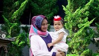 <p>Bermain di taman bisa jadi bonding seru antara ibu dan anak, seperti Bunda Hanum dan Sarahza. (Foto: Instagram @hanumrais)<br /><br /></p>