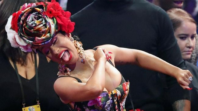 Rapper Offset berusaha sekuat tenaga meluluhkan hati Cardi B dan meminta mereka kembali bersama. Namun tampaknya Cardi B tak terkesan.