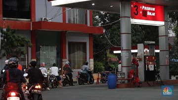 Ilustrasi Pengisian BBM di SPBU Pertamina (CNBC Indonesia/Muhammad Sabki)