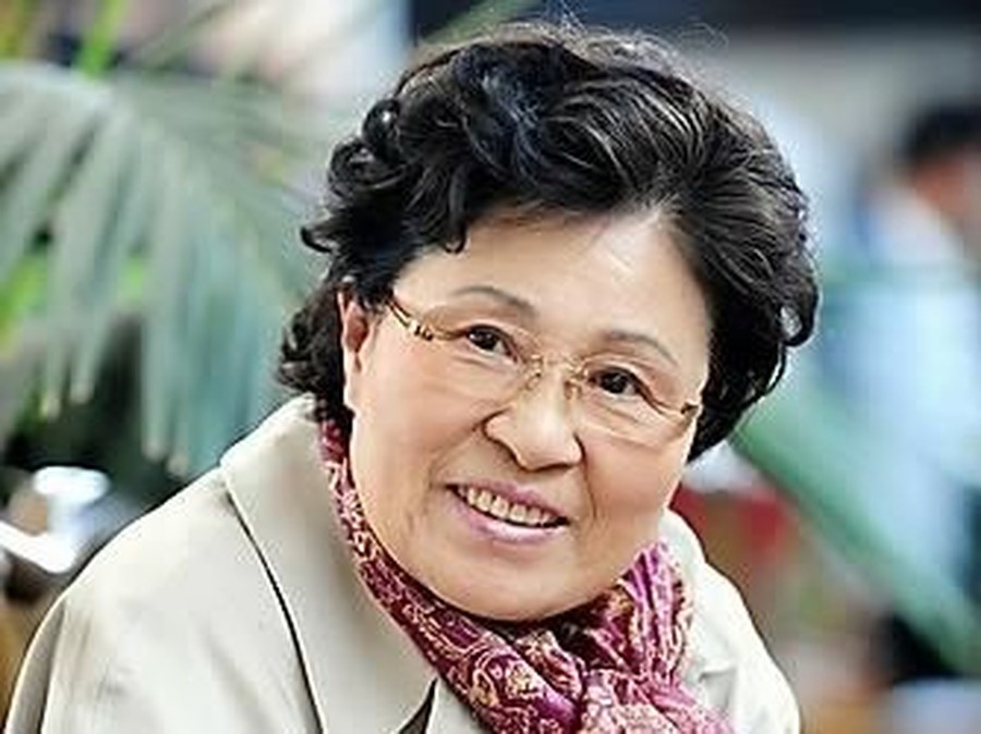 Kim Ji Young Kanker paru-paru salah satu penyakit mematikan. Mulai dari Dono Warkop hingga istri Indro Warkop berjuang melawan penyakit itu sebelum akhirnya menutup usianya.