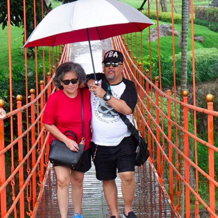 <p>Meski sudah hampir 4 dekade menikah, kemesraan Indro 'Warkop' dan sang istri nggak pernah luntur ya. (Foto: Instagram/ @indrowarkop_asli)</p>