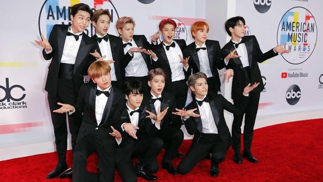 Boyband NCT 127 berhasil mencuri perhatian di gelaran karpet merah American Music Awards 2018, Selasa (9/10) waktu setempat.