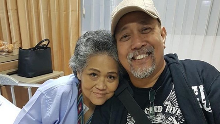 Istri Indro 'Warkop', Nita Octobijanthy meninggal dunia. Selama ini Indro selalu mendampingi sang istri saat sakit hingga maut meisahkan mereka.