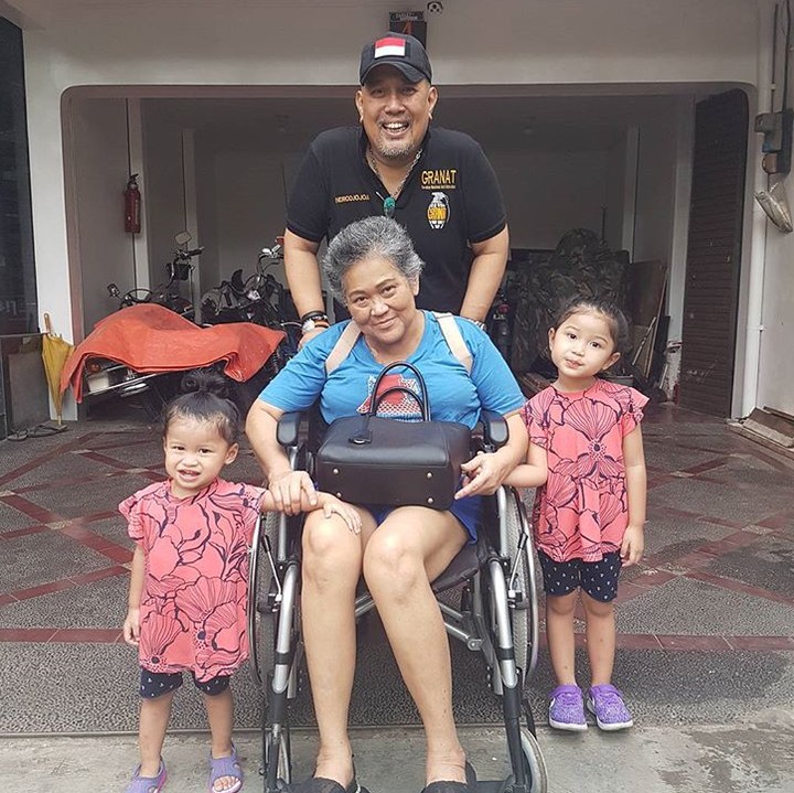<p>Anthy menghembuskan napas terakhir setelah berjuang melawan kanker paru-paru, Selasa (9/10). Kini Anthy sudah tenang di sisi-Nya. Namun, Anthy akan selalu 'hidup' dalam sanubari suami, anak, dan cucu-cucu tercintanya. Selamat jalan Oma Anthy! (Foto: Instagram/ @hada9)</p>
