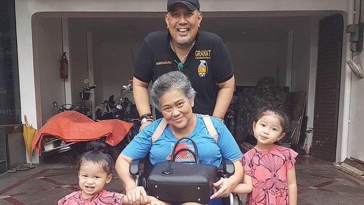 Di balik kekocakannya, Indro 'Warkop' adalah sosok kakek yang sangat akrab dan perhatian pada cucu-cucunya.