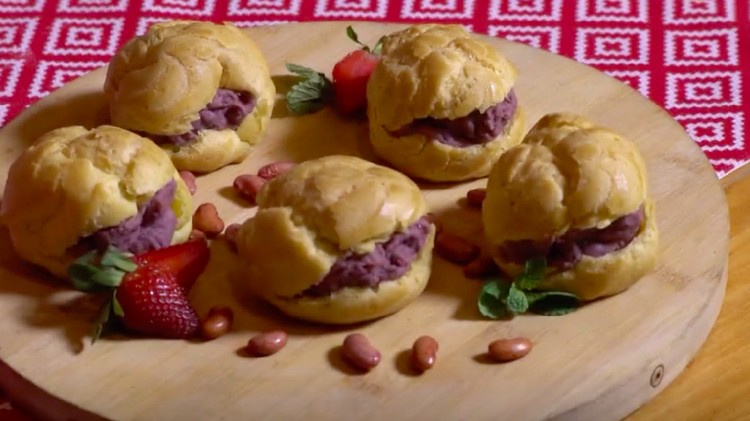 Resep Soes Isi Kacang Merah, Camilan Sedap Berwarna Menggoda Soes isi cokelat sudah biasa, Bun! Kita buat soes dengan isian baru yuk dari kacang merah.