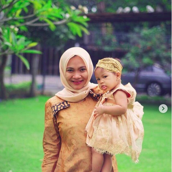 <p>Mau ke mana Bunda Hanum dan Sarahza? Sudah rapi nih. (Foto: Instagram @hanumrais)<br /><br /></p>