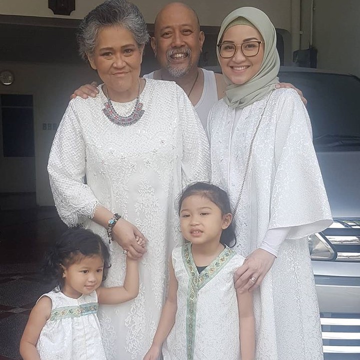 <p>Joy, Oma, Bunda, dan si kecil Alya serta Kiya kembaran pakai baju bernuansa putih. Cantik-cantik deh semuanya. (Foto: Instagram/ @hada9)</p>