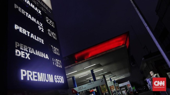 Pengamat Energi menilai pemerintah tidak memiliki opsi selain menaikkan harga Premium, demi menyelamatkan rupiah dan tekanan keuangan Pertamina.