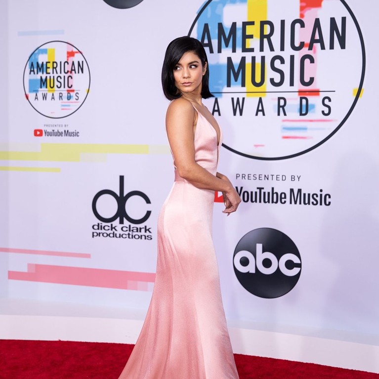 Dari Taylor Swift hingga Dua Lipa, yuk intip enam gaun terbaik para selebriti yang hadir di American Music Awards (AMA) 2018, Selasa (9/10).