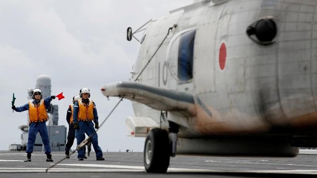 Perdana Menteri Shinzo Abe mengundang pekerja asing untuk bekerja di Jepang. Undangan itu dituang dalam undang-undang yang memudahkan pekerja asing.