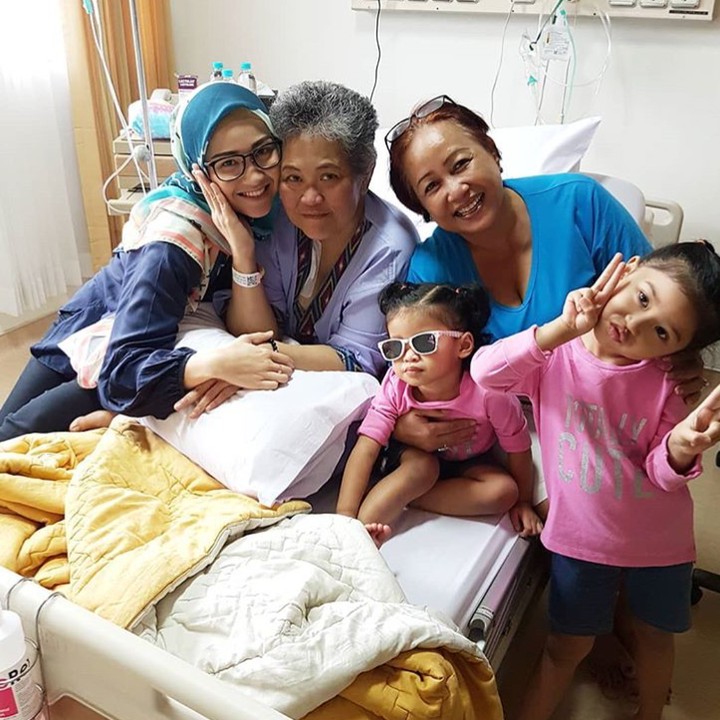 <p>Menemani Oma di RS, Kiya tetap bergaya rupanya. Menggemaskan! (Foto: Instagram/ @hada9)  </p>