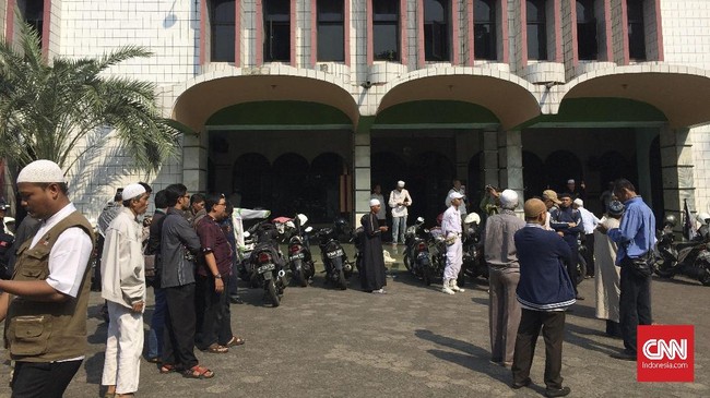 Massa Persaudaraan Alumni 212 mulai mendatangi Masjid Al Munawwar, Pancoran, sebelum menuju Mapolda Metro Jaya untuk mendampingi Amien Rais polisi.