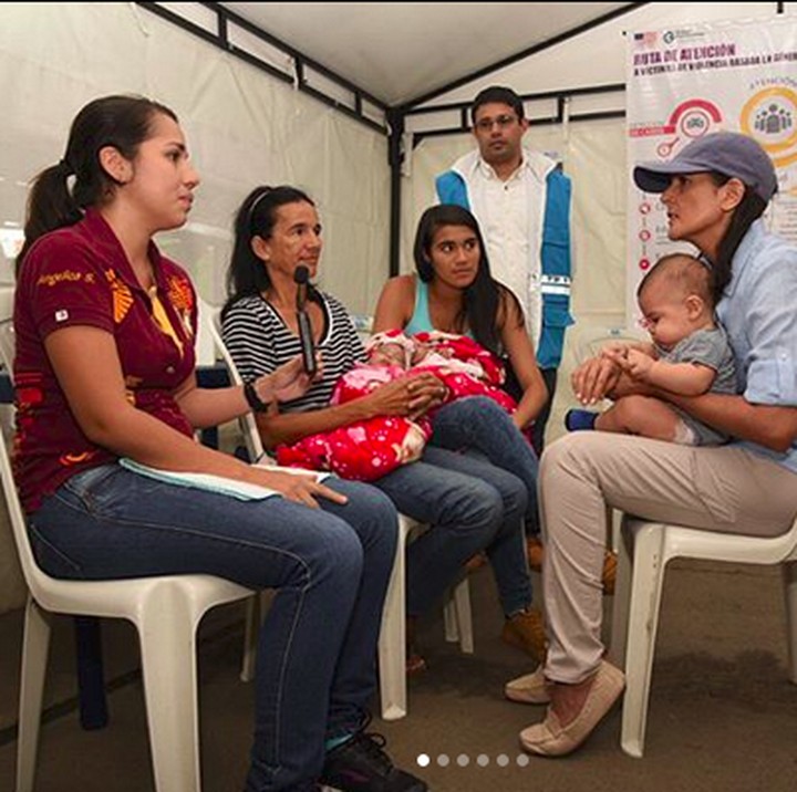 <p> Nyaman banget ya, Nak, duduk di pangkuan Bunda Nikki Haley. (Foto: Instagram @nikkihaley)<br /><br /></p>