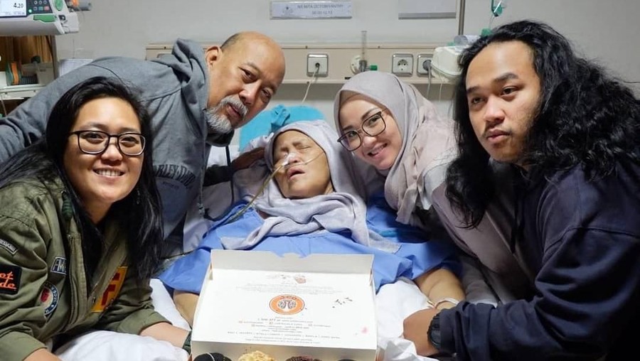 Pesan menyentuh anak bungsu Indro Warkop, Harleyano, atas kepergian ibundanya pada Selasa (9/10).