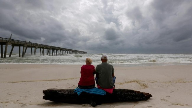 FOTO: Geliat Warga Florida Bertahan Hadapi Badai Michael