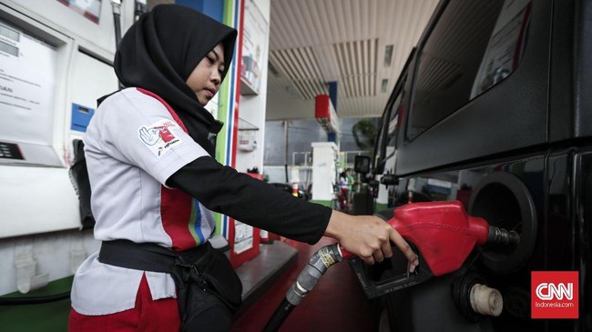 Petugas mengisi bahan bakar jenis biosolar di SPBU kawasan Cikini, Jakarta, Rabu, 10 Oktober 2018. PT Pertamina (Persero) menaikan harga bahan bakar pertamax dan dex series, biosolar non-PSO.  CNNIndonesia/Safir Makki