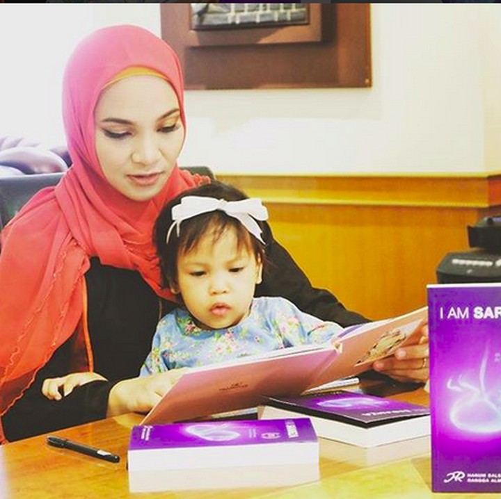 <p>Sarahza menemani Bunda Hanum Rais membaca nih. Memang, banyak membaca banyak ilmu ya, Nak. (Foto: Instagram @hanumrais)</p>