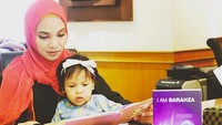 <p>Sarahza menemani Bunda Hanum Rais membaca nih. Memang, banyak membaca banyak ilmu ya, Nak. (Foto: Instagram @hanumrais)</p>