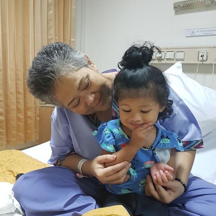 <p>Buat seorang nenek yang sedang sakit dan dirawat di RS seperti mendiang Anthy, kehadiran sang cucu bisa jadi hiburan tersendiri. (Foto: Instagram/ @hada9)</p>
