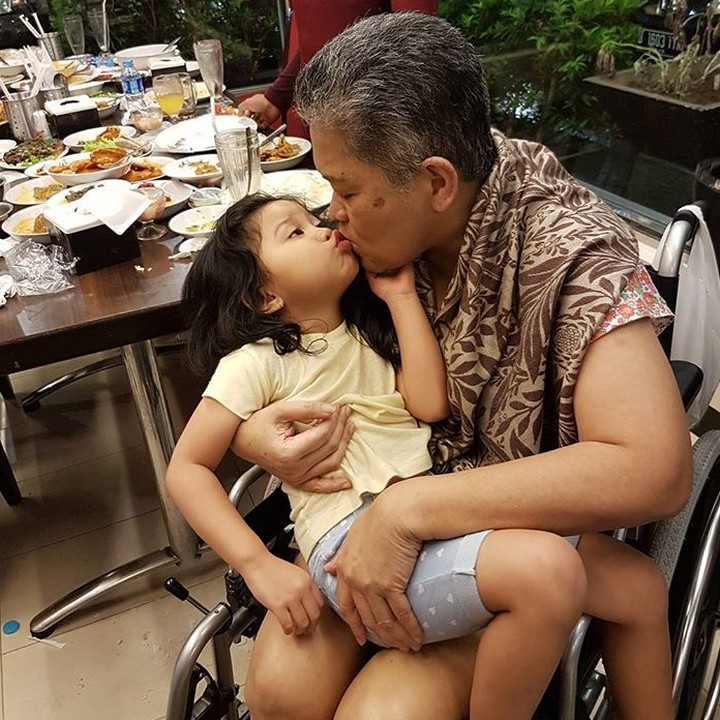 <p>Kecup sayang Alya untuk oma tercinta. (Foto: Instagram/ @hada9)  </p>