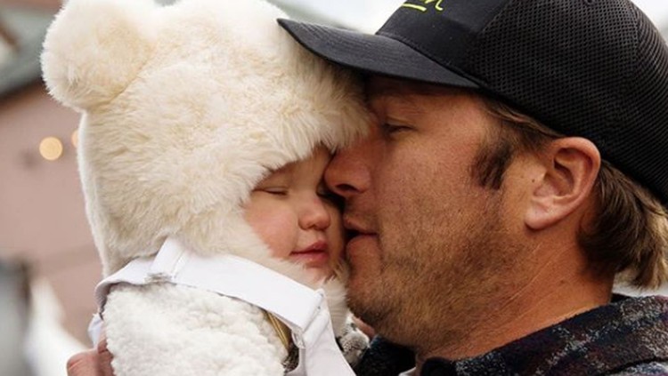 Setelah kepergian anaknya akibat tenggelam, atlet ski Samuel Bode Miller dan istri sambut kelahiran anak ketiga.