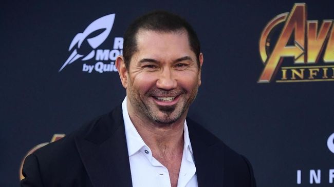 Knives Out 2 menjadi ajang pertemuan kembali Dave Bautista dan Daniel Craig setelah keduanya sama-sama membintangi Spectre pada 2015.