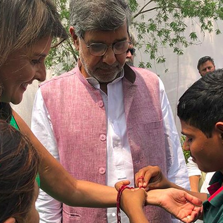 <p> Seorang anak memberi gelang untuk Nikki Haley. Wah Nikki Haley pasti berbunga-bunga nih. (Foto: Instagram @nikkihaley)<br /><br /></p>
