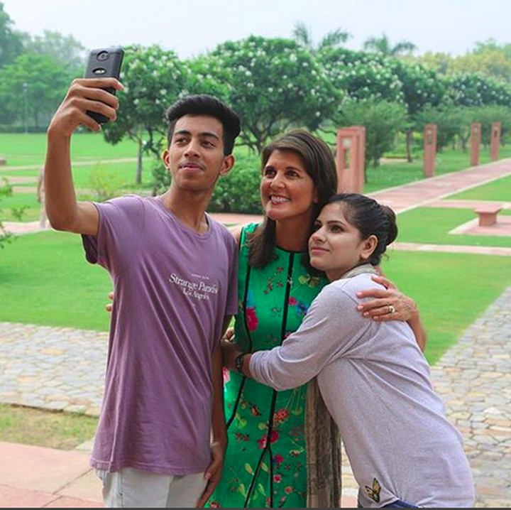 <p>Foto bareng dulu ya. Cheese! (Foto: Instagram @nikkihaley)<br /><br /></p>