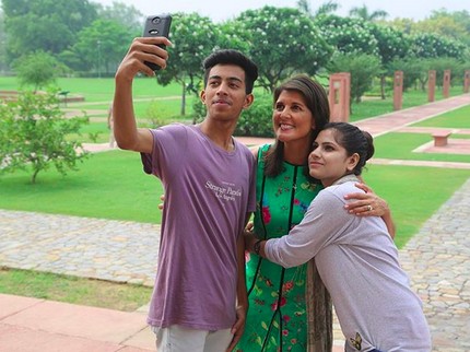 8 Foto Kedekatan Nikki Haley dengan Anak-anak