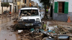 FOTO: Banjir Sapu Spanyol, Mobil Hanyut, 10 Tewas