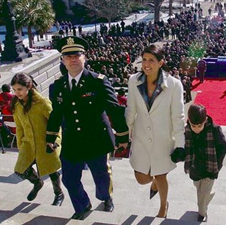 <p>Nikki Haley bersama suami dan anak-anaknya. (Foto: Instagram @nikkihaley)<br /><br /></p>
