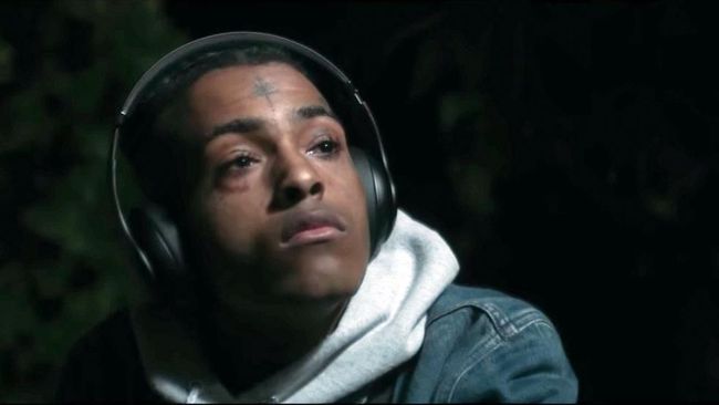 Rapper XXXTentacion yang meninggal setelah ditembak beberapa bulan lalu, memenangkan kategori album Soul/R&B di AMA 2018.