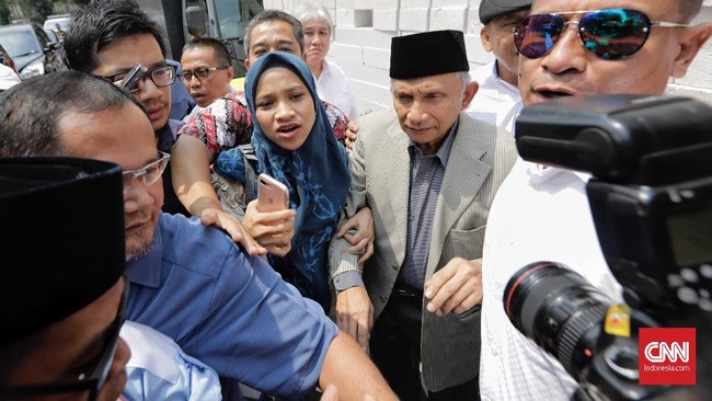 Amien mengaku pemeriksaan yang berlangsung selama kurang lebih enam jam dihabiskan dengan makan-makan. 