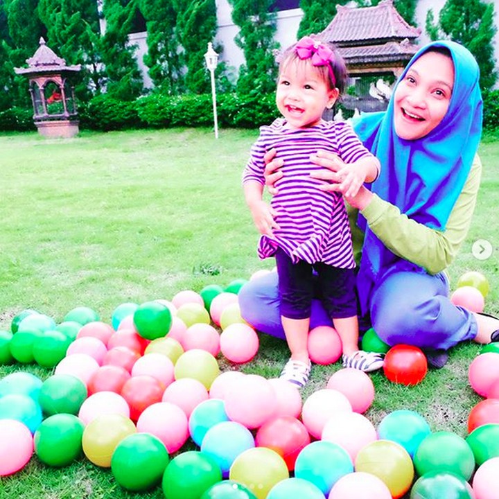<p>Bermain bola-bola di taman seru banget ya. (Foto: Instagram @hanumrais)<br /><br /></p>