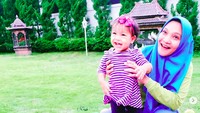 <p>Bermain bola-bola di taman seru banget ya. (Foto: Instagram @hanumrais)<br /><br /></p>